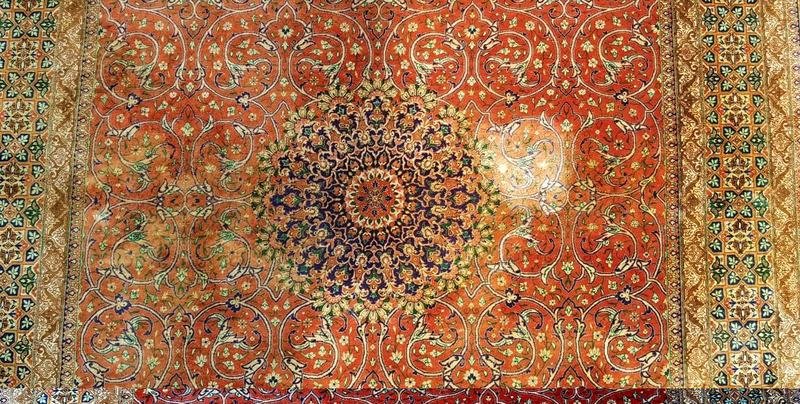 Tapis persan aux teintes jaunies et éteintes par la lumière, avant recoloration
