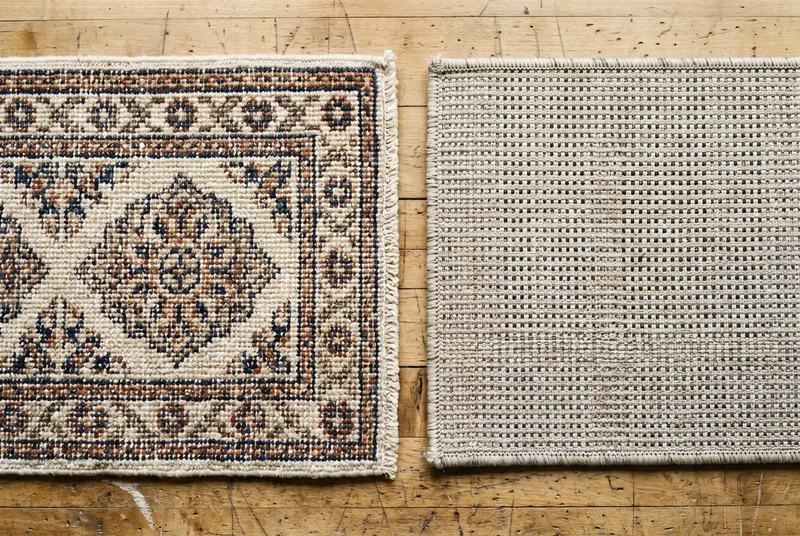Revers d’un tapis noué main et revers d’un tapis mécanique côte à côte